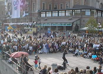 One of the many street performers at the Water Festival